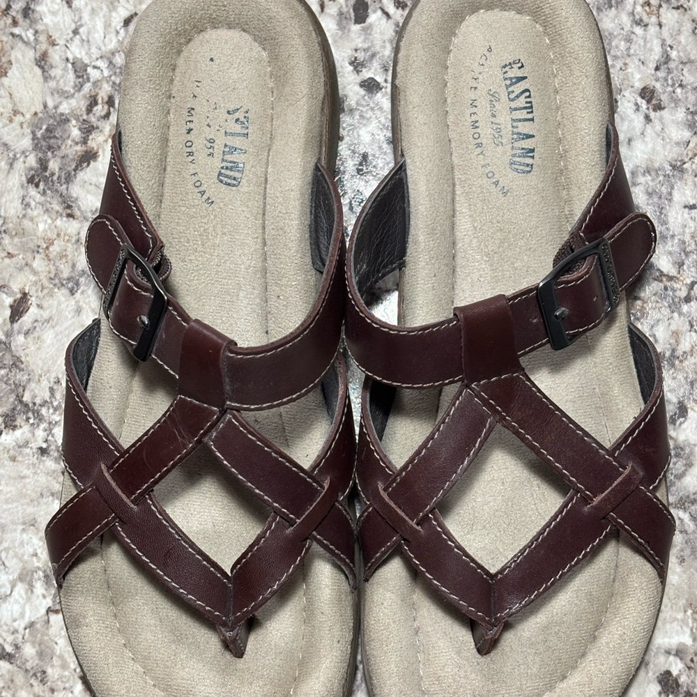 Women’s Eastland Brown Thong Sandals Size 9 Excellent Condition
